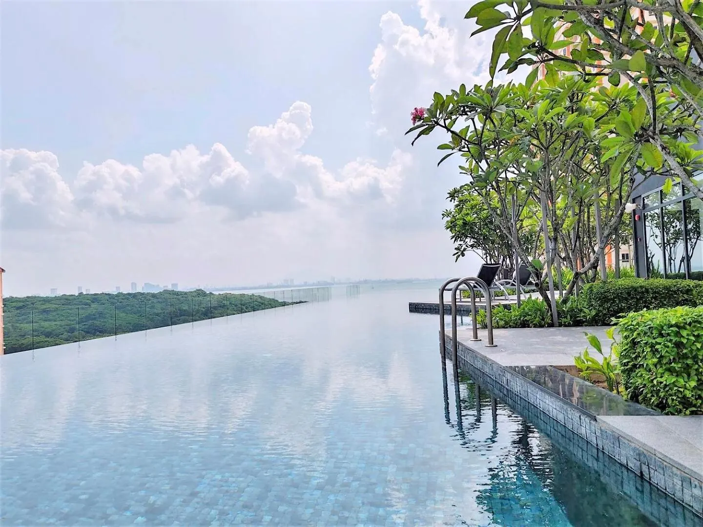 Infinity Pool, Urban Suites, Georgetown, 2 Car Parks By Star Home